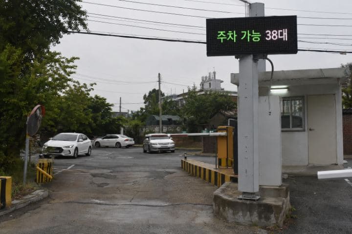한국 주차장 진입로 기둥에 설치된 주차 가능 대수 표시 LED 화면